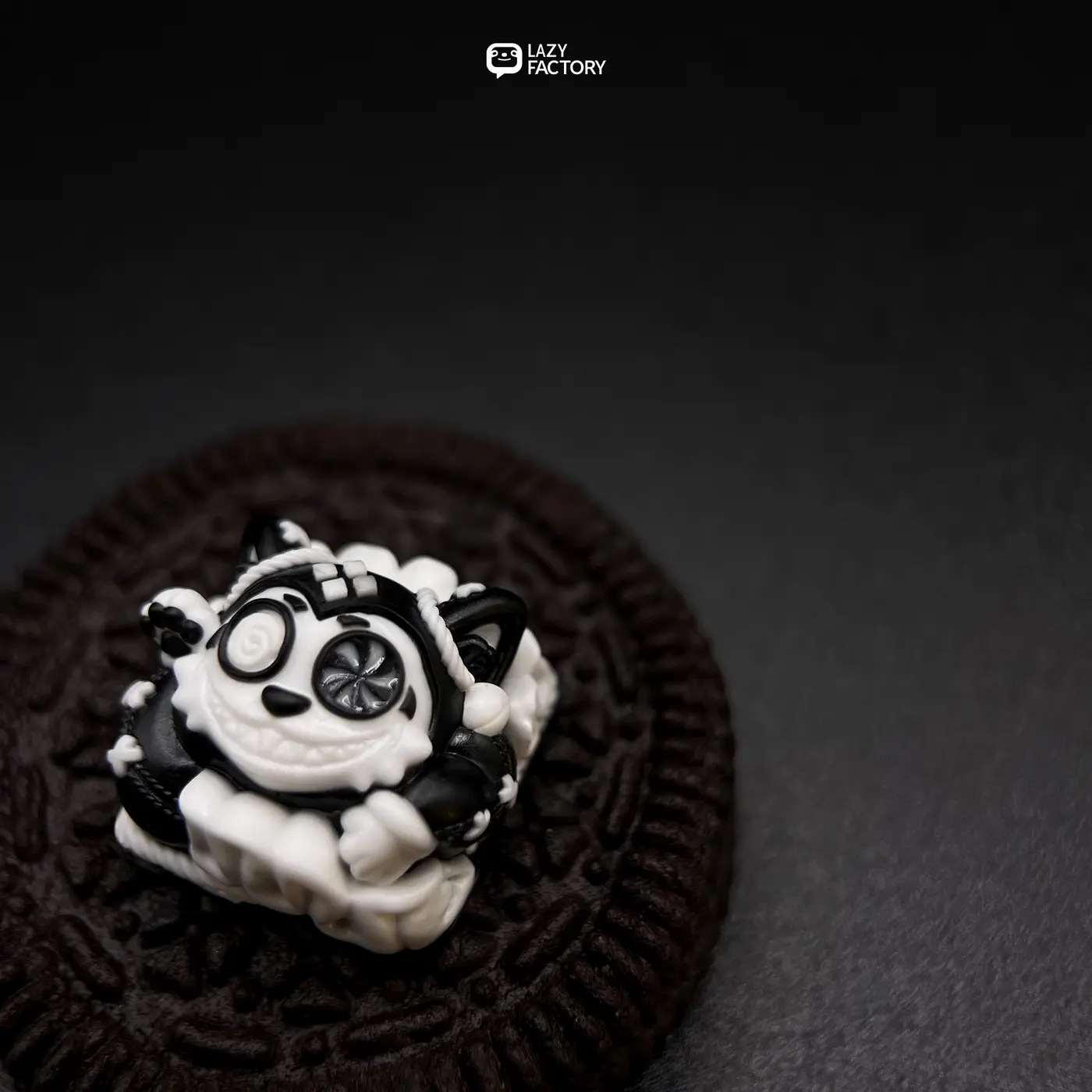 Mono Meowhe artisan keycap presented on a single sandwich cookie