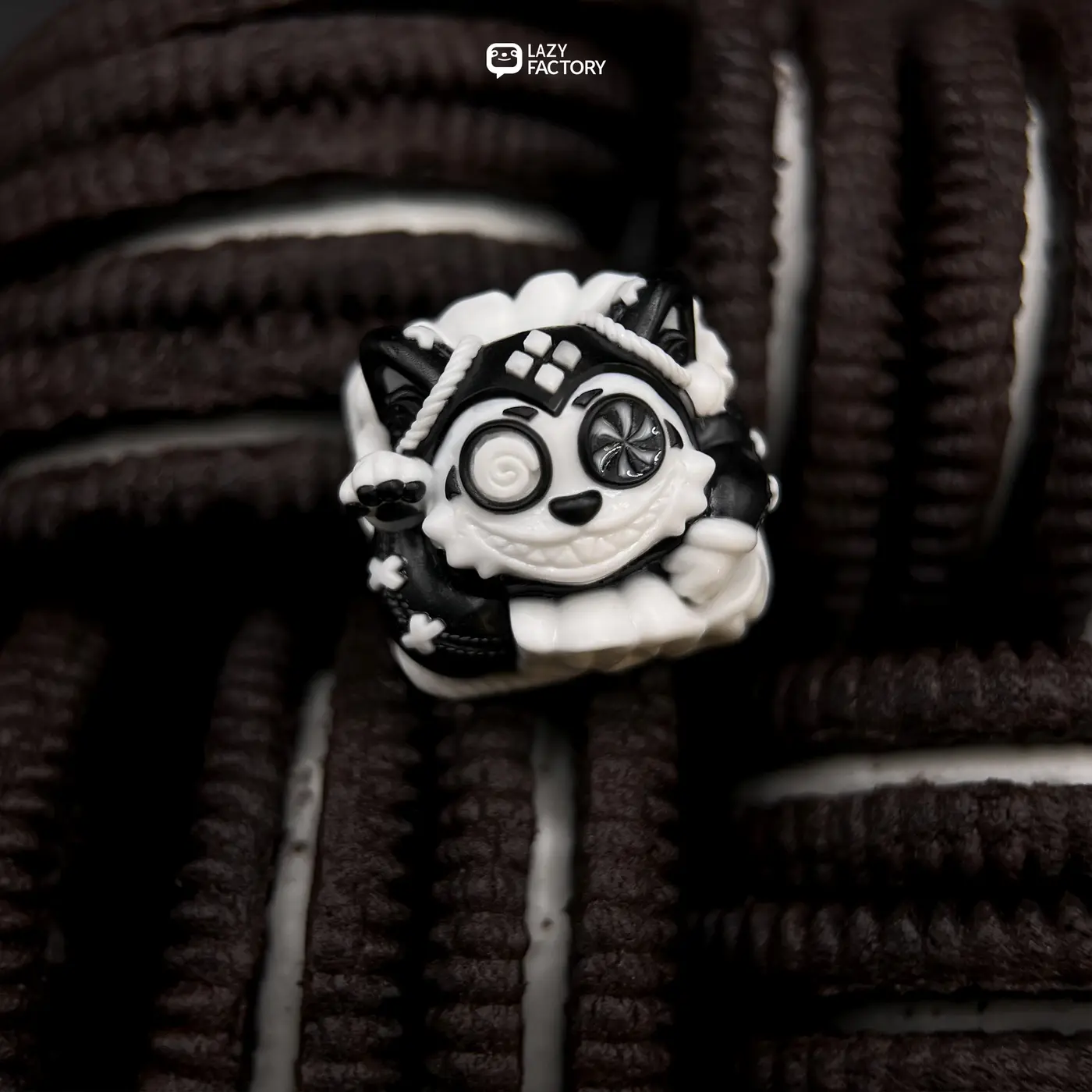 Mono Meowhe artisan keycap framed by stacked sandwich cookies